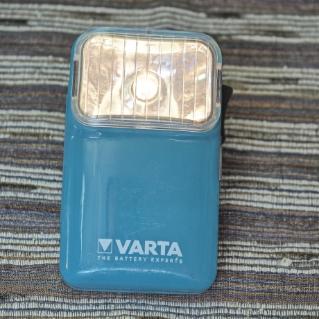 Upcycling, aber Originalzustand : Vintage VARTA Taschenlampe in babyblau, ca. 1960er Jahre (Umrüstung für Akkus)