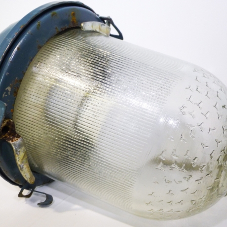Ukraine Spende: Russische Fabrik oder Bunkerlampe, einfach,  gebaut 1990, neu verkabelt und moderne LED Leuchte verbaut, TOP Zustand