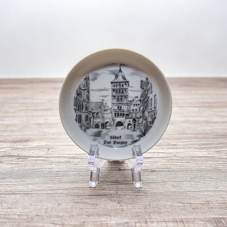 Untersetzer der unbekannten Marke DP Porzella Bavaria -  Städteteller: Lübeck - Das Burgtor  - Made in West Germany - Zustand TOP - 9B1