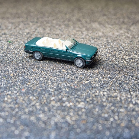 Herpa BMW 3er Cabrio (E30) Modellauto in grün/türkis – Maßstab 1:87 – Sammlerstück mit Mängeln für BMW-Fans und Modellauto-Liebhaber H0 1/87