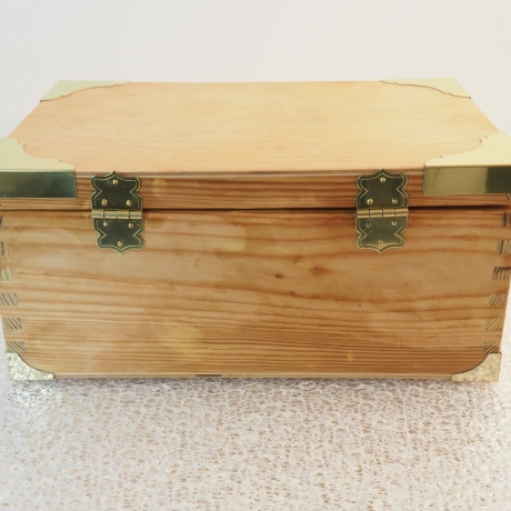 kleiner Kiefer Holzkasten mit Messingbeschlägen  (6D)