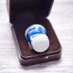 Berlin Design -  Jahresfingerhut 1979 - Motiv: Drache - blaues Porzellan - Made in Germany - 9D3