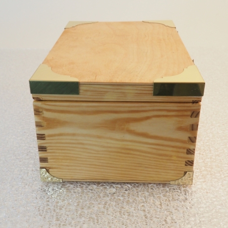 kleiner Kiefer Holzkasten mit Messingbeschlägen  (6D)