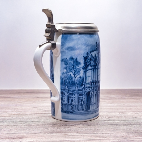 Sammelkrug Berlin Design - Serie: Jubiläumsseidel - Der Dresdner Zwinger- blaues Porzellan - Made in Germany - 9D3 - kleine Mängel