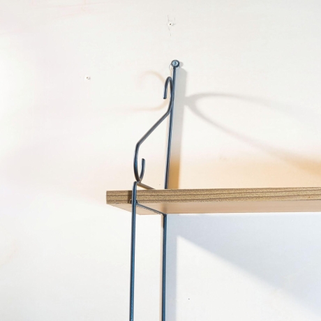 String Regal, Nuten Variante (Lübke, Vitsoe), vollständig restauriert, schwarz lackierte Leitern, 2 Böden inklusive.HxBxT 55cm x 61cm x 20cm