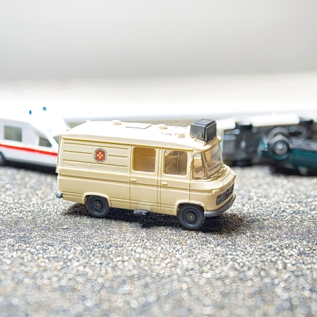 Wiking Mercedes-Benz L406 Johanniter Unfall Hilfe – Maßstab 1:87 – für Mercedes Fans, Ärzte, Sanitäter und Modellauto-Liebhaber H0 1/87