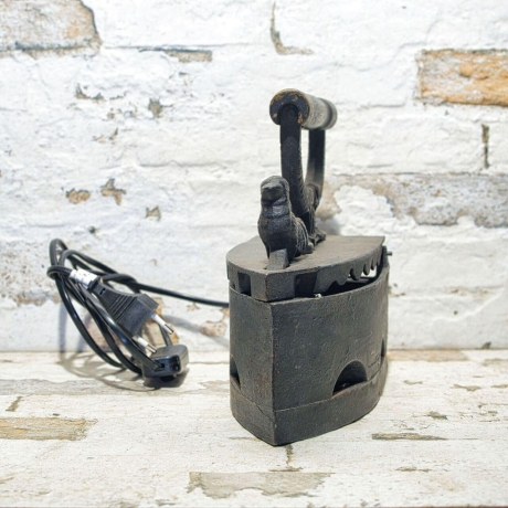 Einzelstück: Das leuchtende Bügeleisen - Upcycling Umbau zur Lampe mit Schalter, E14 Fassung  - inklusive Echtheitszertifikat (LP H1)