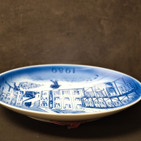 Weihnachtsteller - 1989: Hans Christian Andersen - Das alte Haus - Desiree Denmark Porzellan - Old Copenhagen blue - TOP Zustand (8F)