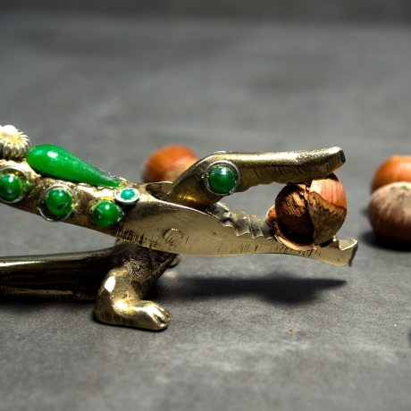 Nussknacker Krokodil aus Messing mit schönen Applikationen im Jugendstil oder Art Deco, von uns liebevoll restauriert.