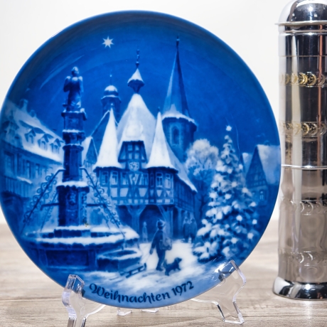 Weihnachtsteller - 1972: Michelstadt - von Berlin Design - blaues Porzellan - begrenzte Auflage - Made in West Germany - TOP Zustand (8C3)