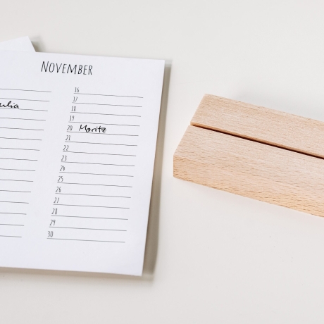Geburtstagskalender, mit Ständer aus Holz, mit Gravur, Geburtstag