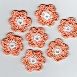 Aktion--Häkelblüten in weiss und lachs wie Sommerblumen zum Verzieren von Kleidung, zum Hinstreuen oder als Geschenkanhänger