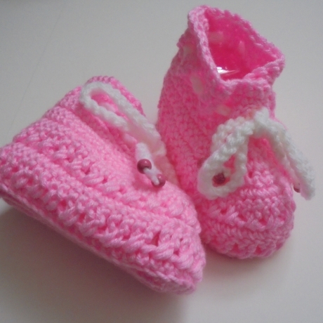 Babyschuhe gehäkelt/handgefertigt aus weichem Garn ca 0-3 Monate in rosa mit weisser Häkelkordel mit Holzperlen
