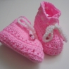 Babyschuhe gehäkelt/handgefertigt aus weichem Garn ca 0-3 Monate in rosa mit weisser Häkelkordel mit Holzperlen