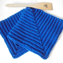 Handgefertigte Topflappen im 2er Set aus blauem  BW-Garn, 