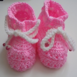 Babyschuhe gehäkelt/handgefertigt aus weichem Garn ca 0-3 Monate in rosa mit weisser Häkelkordel mit Holzperlen