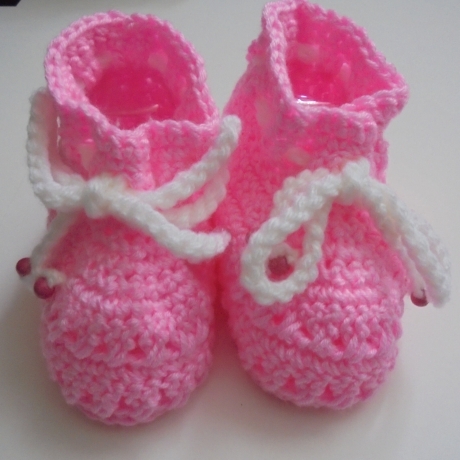 Babyschuhe gehäkelt/handgefertigt aus weichem Garn ca 0-3 Monate in rosa mit weisser Häkelkordel mit Holzperlen