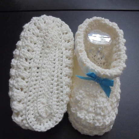 Babyschuhe gehäkelt aus weichem Garn ca 0-3 M. in weiss+Schleife