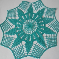  Häkeldeckchen aus türkisfarbenem  Baumwollgarn mit 10 Spitzen