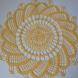 Ein Hauch von Frühling und frischen farben-Zart wie Spitze-Häkeldeckchen aus gelbem  Baumwollgarn mit 16 Spitzen ca 41-42cm