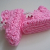 Babyschuhe gehäkelt/handgefertigt aus weichem Garn ca 0-3 Monate in rosa mit weisser Häkelkordel mit Holzperlen