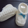 Babyschuhe gehäkelt aus weichem Garn ca 0-3 M. in weiss+Schleife