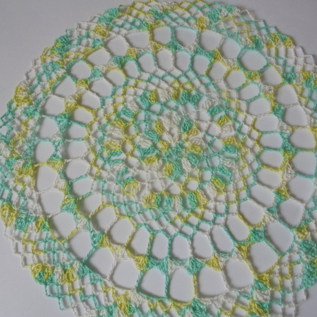 Ein Hauch von Frühling und frischen farben-Zart wie Spitze-Häkeldecke aus weiss-lindgrün-himmelblau  Baumwollgarn mit 16 Spitzen ca 43-44 cm