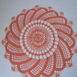 Ein Hauch von Frühling und frischen farben-Zart wie Spitze-Häkeldeckchen aus orangenem  Baumwollgarn mit 16 Spitzen ca 43-44 cm