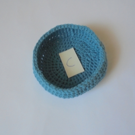 2 x gehäkeltes Körbchen aus himmelblauen/taubenblauen Garn -