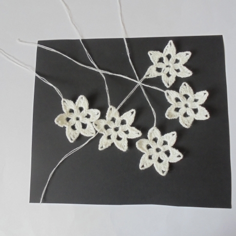 12er Set rustikale Schneesterne/Weihnachtssterne 6 eckig in weissem Acrylgarn-sehen deshalb fast wie gefilzt aus