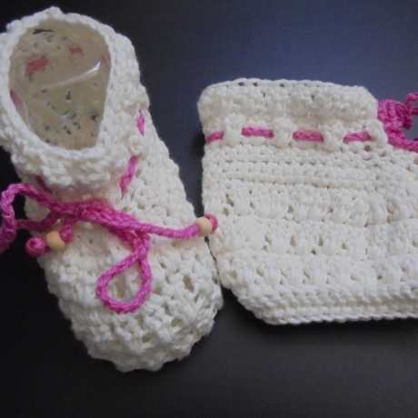 Babyschuhe gehäkelt aus weichem Garn ca 0-3 Monate in weiss 