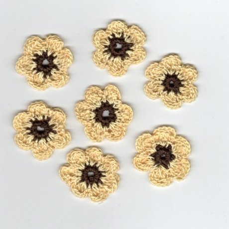 Aktion--Häkelblüten in braun und gelb, wie Sonnenblumen zum Verzieren von Kleidung, zum Hinstreuen oder als Geschenkanhänger