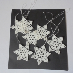 7 er Set filigrane Schneesterne/Weihnachtssterne 6 eckig in weissem Acrylgarn-sehen deshalb fast wie gefilzt aus