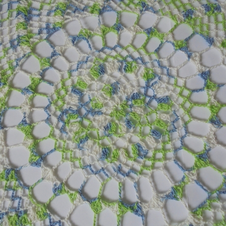Ein Hauch von Frühling und frischen farben-Zart wie Spitze-Häkeldecke aus weiss-lindgrün-himmelblau  Baumwollgarn mit 16 Spitzen ca 43-44 cm
