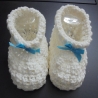 Babyschuhe gehäkelt aus weichem Garn ca 0-3 M. in weiss+Schleife