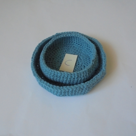 2 x gehäkeltes Körbchen aus himmelblauen/taubenblauen Garn -