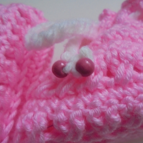 Babyschuhe gehäkelt/handgefertigt aus weichem Garn ca 0-3 Monate in rosa mit weisser Häkelkordel mit Holzperlen