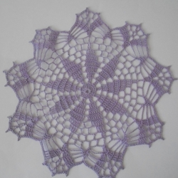 Extravagantes,rundes-fliederfarbenes  Häkeldeckchen aus Baumwolle