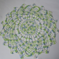 Ein Hauch von Frühling und frischen farben-Zart wie Spitze-Häkeldecke aus weiss-lindgrün-himmelblau  Baumwollgarn mit 16 Spitzen ca 43-44 cm