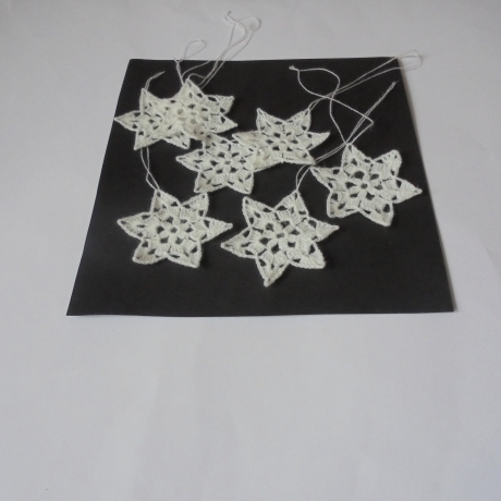 7 er Set filigrane Schneesterne/Weihnachtssterne 6 eckig in weissem Acrylgarn-sehen deshalb fast wie gefilzt aus