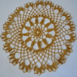 Häkeldeckchen aus curryfarbenem Baumwollgarn sehr filigran 