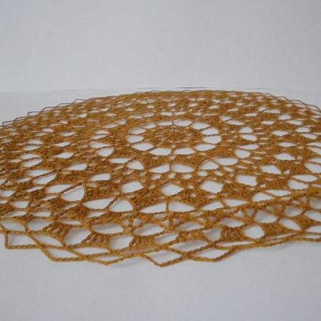 Aussergewöhnlich und wunderschönes Häkeldeckchen rund aus goldfarbenem Baumwollgarn ca  35 cm
