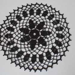 Schönes Häkeldeckchen aus schwarzem Baumwollgarn  ca 23-24 cm