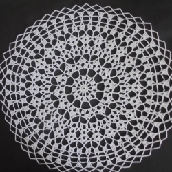 Auffallend schönes weisses Häkeldeckchen rund und extravagant