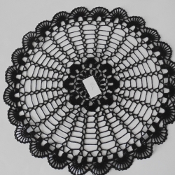  Häkeldeckchen rund aus schwarzem Baumwollgarn ca 34-35 cm