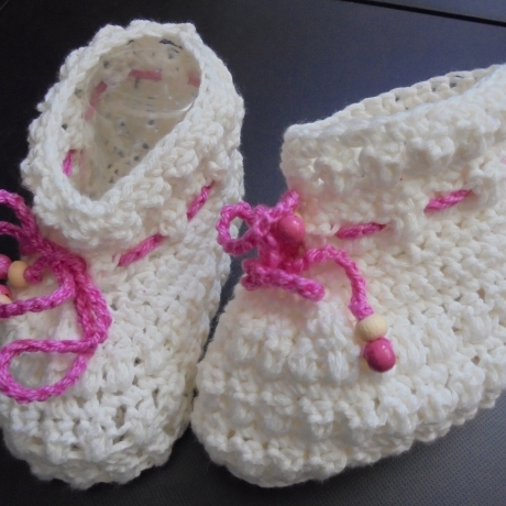 Babyschuhe gehäkelt aus weichem Garn ca 0-3 Monate in weiss 