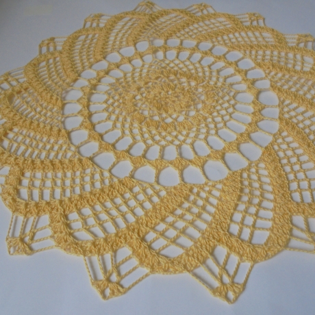 Ein Hauch von Frühling und frischen farben-Zart wie Spitze-Häkeldeckchen aus gelbem  Baumwollgarn mit 16 Spitzen ca 41-42cm