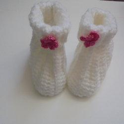 Babyschuhe handgefertigt aus weichem Garn ca 0-3 M. in weiss/rosa