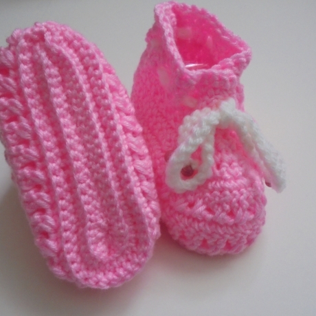 Babyschuhe gehäkelt/handgefertigt aus weichem Garn ca 0-3 Monate in rosa mit weisser Häkelkordel mit Holzperlen