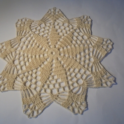 Häkeldeckchen aus naturfarbenem Baumwollgarn-rustikal